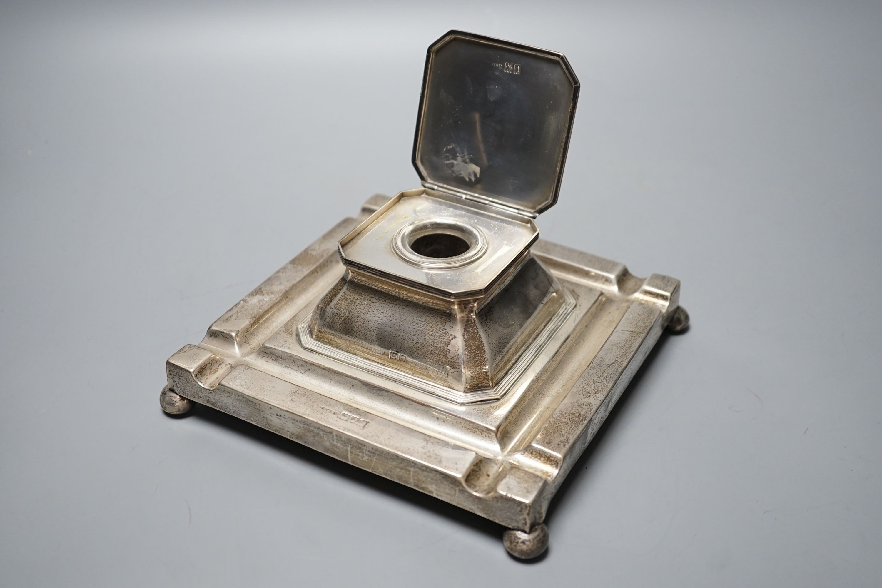 An Edwardian silver mounted wooden inkwell, with four pen recesses, on ball feet, John Grinsell & Sons, London, 1904, 17.5cm, gross